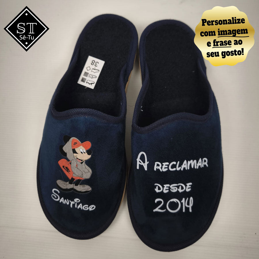 Chinelos Mickey A reclamar desde (Ano) Boné Vermelho